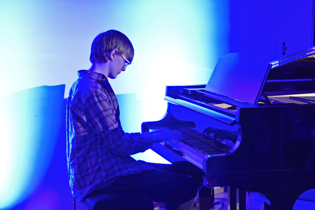 Kuva 7 pianisti vaaka