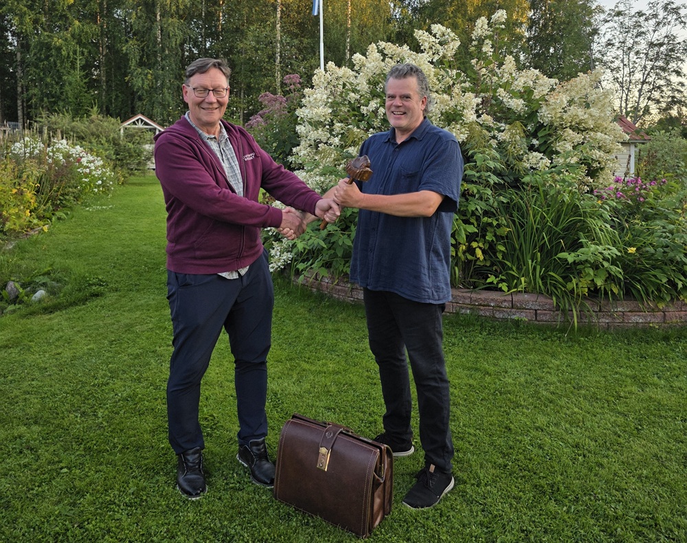 Keijo Keskinen (vas.) on Lappajärven Lionsien presidentti 2025-2026. Hän seuraa tehtävässä Pasi Luomaa.