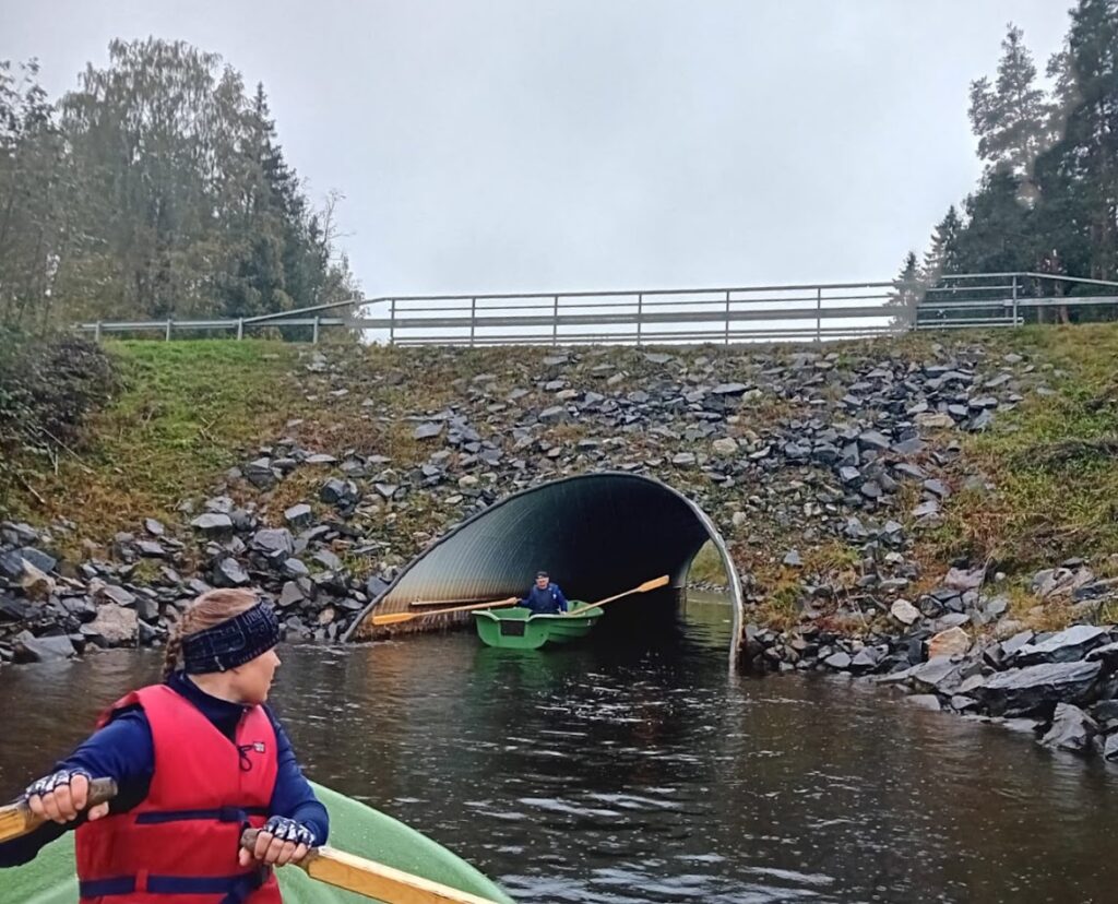 Kanavan tunnelissa oli haastetta edetä virtaavassa vedessä.