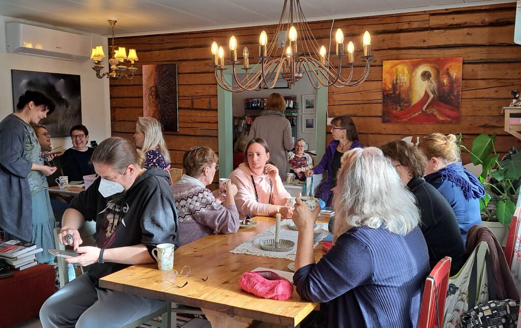 Kurssilla tapaa samanmielisiä ihmisiä ja juttu luistaa. Villa Wanhala tarjosi innostavan tilan oppimiselle.