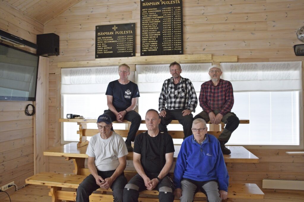 Talkooporukka kerkesi kahvitauolla yhteiskuvaan. Takarivissä Heikki Kuoppala (vas.), Esko Korri ja Esa Viinamäki, eturivissä Heikki Tuomela (vas.), Heikki Pellonpää ja Eino Korri.