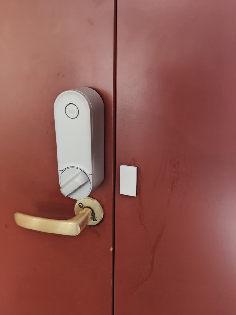 Lakis Areenan pääovessa on nyt etäohjattava älylukko.