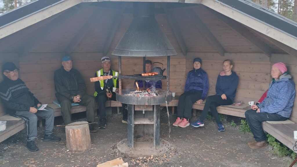 Makkara ja kahvi maistui laavulla.