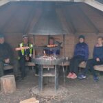 Makkara ja kahvi maistui laavulla.