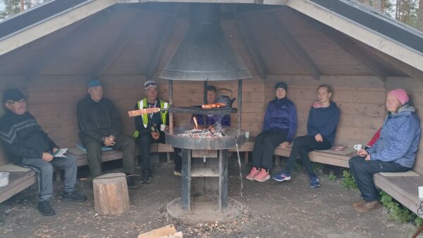 Makkara ja kahvi maistui laavulla.