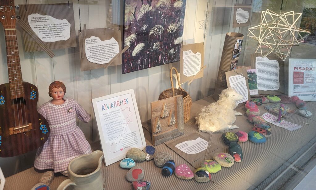 Kuvataideyhdistyksen ikkunagalleria on saanut uuden näyttelyn.