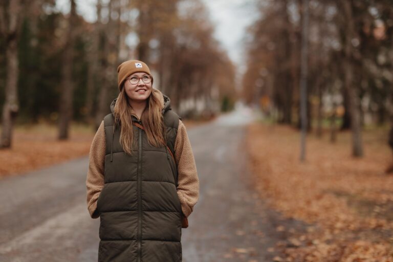 Susanna Holmi viihtyy uudella kotipaikkakunnallaan Evijärvellä. Luonto, etätyömahdollisuus ja turvallisuus ovat tärkeitä vetovoimatekijöitä. Kuva: Taina Renkola.