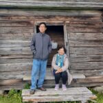 Thaimaalaiset vieraat pitkän matkan takaa Evijärvelle  Väinöntalon museon rakennukset ja sisustus kiinnostivat vieraita.