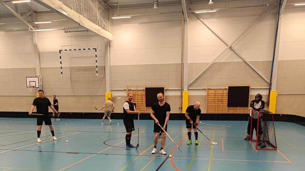 Vimpelin Vedolle salibandyjoukkue 5. divisioonaan Johanna Korkea-aho VIMPELIN VEDON lajikirjo laajenee jälleen seuran alle perustetun salibandyjoukkueen myötä. Joukkueen puuhamiehistä Aki Pälli ja Matias Rinta-aho kertovat, että kiinnostusta lajia kohtaan on riittänyt jo pitkään. Erityisen mukavalta tuntuu saada laji Vedon alle. –Onhan se hienoa. Vielä kun saataisiin uusi liikuntahalli ja kotiturnauksia Vimpeliin, saataisiin yleisöön varmasti hyvä pöhinä päälle, Pälli visioi. Ajatus joukkueen perustamisesta sai kipinän viime syksynä yleiseltä pelivuorolta, jossa suurin osa pelaajista käy säännöllisesti. Varsinaista valmentajaa joukkueella ei ole, vaan kokeneemmat pelaajat huolehtivat kokoonpanoista, peluutuksesta ja pelitavasta. –Ketjut saadaan koostettua niin, että pelaajat tuntevat toisensa. Yhteinen sävel löytyy kyllä. Joukkuehenki on hyvä, tunnelma joukkueessa varmasti odottava, nälkäinen ja innostunut, miehet summaavat. Osalle pelaajista sarjapelit ovat uusi kokemus, toisilla taas on takanaan pidempi tauko kilpakentiltä. –Itselleni lisäintoa kauteen tuo se, että pitkäaikainen ja paras tutkaparini Teemu ”Nakke” Pukkinen palaa mukaan sarjapeleihin pitkän tauon jälkeen, sanoo Pälli. –Meillä on hyvä yhdistelmä kokemusta ja nuorta verta, joten voitonnälkää löytyy varmasti kaikilta. 5. divisioonassa pelit pelataan turnausmuotoisina. Ensimmäinen turnaus järjestetään Alajärvellä 4. lokakuuta, ja Veto avaa kautensa kokkolalaista Ykspihlajan Reimaa (ReDy) vastaan. Paikallisvastustajista miehet arvioivat todennäköisesti Alajärven kovimmaksi haastajaksi. –Muista joukkueista ei ole hirveästi kokemustakaan, tai sitten edellisestä kohtaamisesta on jo kauan. Tiedusteluun, mikä kenenkin pelaajan supervoima on kentällä, saan lakonisen vastauksen. –Supervoimista en osaa sanoa, mutta aika monelle meistä ikämiehistä suurin asia olisi, jos saisi kaikki vaivat pois, naurahtaa Pälli. Vimpelin Vedon salibandyjoukkue aloittaa vitosdivarissa. Kausi käynnistyy viikonloppuna. Kuva: Aki Pälli.