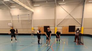 Vimpelin Vedolle salibandyjoukkue 5. divisioonaan Johanna Korkea-aho VIMPELIN VEDON lajikirjo laajenee jälleen seuran alle perustetun salibandyjoukkueen myötä. Joukkueen puuhamiehistä Aki Pälli ja Matias Rinta-aho kertovat, että kiinnostusta lajia kohtaan on riittänyt jo pitkään. Erityisen mukavalta tuntuu saada laji Vedon alle. –Onhan se hienoa. Vielä kun saataisiin uusi liikuntahalli ja kotiturnauksia Vimpeliin, saataisiin yleisöön varmasti hyvä pöhinä päälle, Pälli visioi. Ajatus joukkueen perustamisesta sai kipinän viime syksynä yleiseltä pelivuorolta, jossa suurin osa pelaajista käy säännöllisesti. Varsinaista valmentajaa joukkueella ei ole, vaan kokeneemmat pelaajat huolehtivat kokoonpanoista, peluutuksesta ja pelitavasta. –Ketjut saadaan koostettua niin, että pelaajat tuntevat toisensa. Yhteinen sävel löytyy kyllä. Joukkuehenki on hyvä, tunnelma joukkueessa varmasti odottava, nälkäinen ja innostunut, miehet summaavat. Osalle pelaajista sarjapelit ovat uusi kokemus, toisilla taas on takanaan pidempi tauko kilpakentiltä. –Itselleni lisäintoa kauteen tuo se, että pitkäaikainen ja paras tutkaparini Teemu ”Nakke” Pukkinen palaa mukaan sarjapeleihin pitkän tauon jälkeen, sanoo Pälli. –Meillä on hyvä yhdistelmä kokemusta ja nuorta verta, joten voitonnälkää löytyy varmasti kaikilta. 5. divisioonassa pelit pelataan turnausmuotoisina. Ensimmäinen turnaus järjestetään Alajärvellä 4. lokakuuta, ja Veto avaa kautensa kokkolalaista Ykspihlajan Reimaa (ReDy) vastaan. Paikallisvastustajista miehet arvioivat todennäköisesti Alajärven kovimmaksi haastajaksi. –Muista joukkueista ei ole hirveästi kokemustakaan, tai sitten edellisestä kohtaamisesta on jo kauan. Tiedusteluun, mikä kenenkin pelaajan supervoima on kentällä, saan lakonisen vastauksen. –Supervoimista en osaa sanoa, mutta aika monelle meistä ikämiehistä suurin asia olisi, jos saisi kaikki vaivat pois, naurahtaa Pälli. Vimpelin Vedon salibandyjoukkue aloittaa vitosdivarissa. Kausi käynnistyy viikonloppuna. Kuva: Aki Pälli.