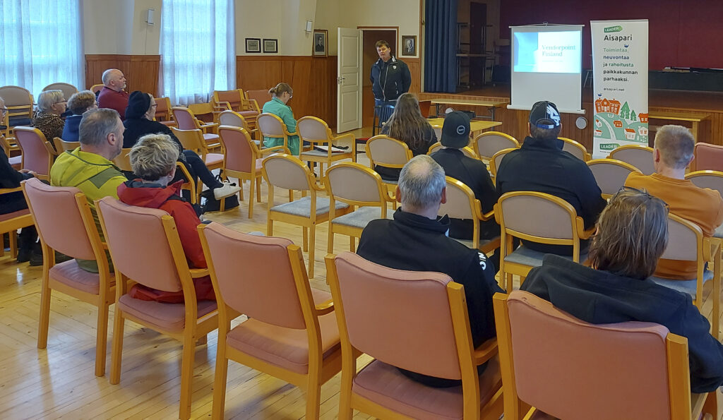 Jussi Harju kertoi itäkyläläisille myyntiautomaattien eri mahdollisuuksista – niissä tuntui olevan vain taivas rajana.