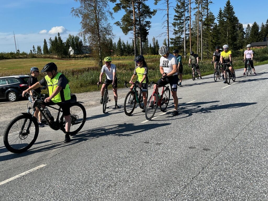 Kuntosarjan osallistujat valmistautuvat yhteislähtöön.