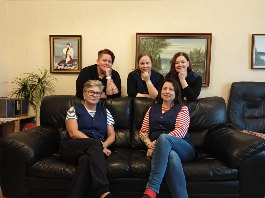 Lappajärven ja Vimpelin tukipisteiden henkilökuntaa: Tarja Lammi (ylhäällä vasemmalla), Tiina Kuoppala, Katja Oksa, Anne Arvola (alhaalla vasemmalla) ja Eveliina Lindberg. 