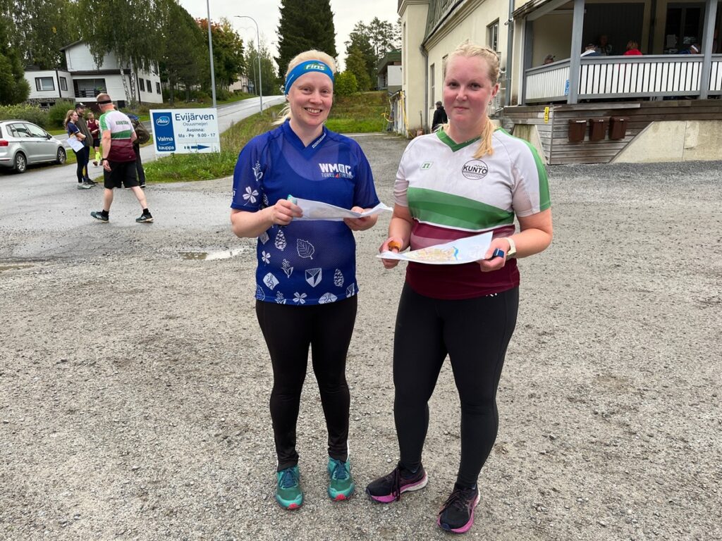 Ulla Ojala ja Minna Kuoppala pohtivat omia suorituksiaan naurussa suin.