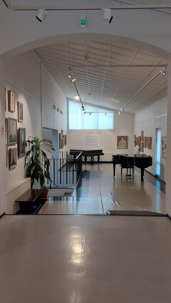 Museon tavoitteena on lisätä hyvinvointia: se on paikka pysähtyä, tutustua kaverin kanssa kokoelmiin, kokea elämyksiä ja osallistua erilaisiin työpajoihin. Arkistokuva Nelimarkka-museolta.