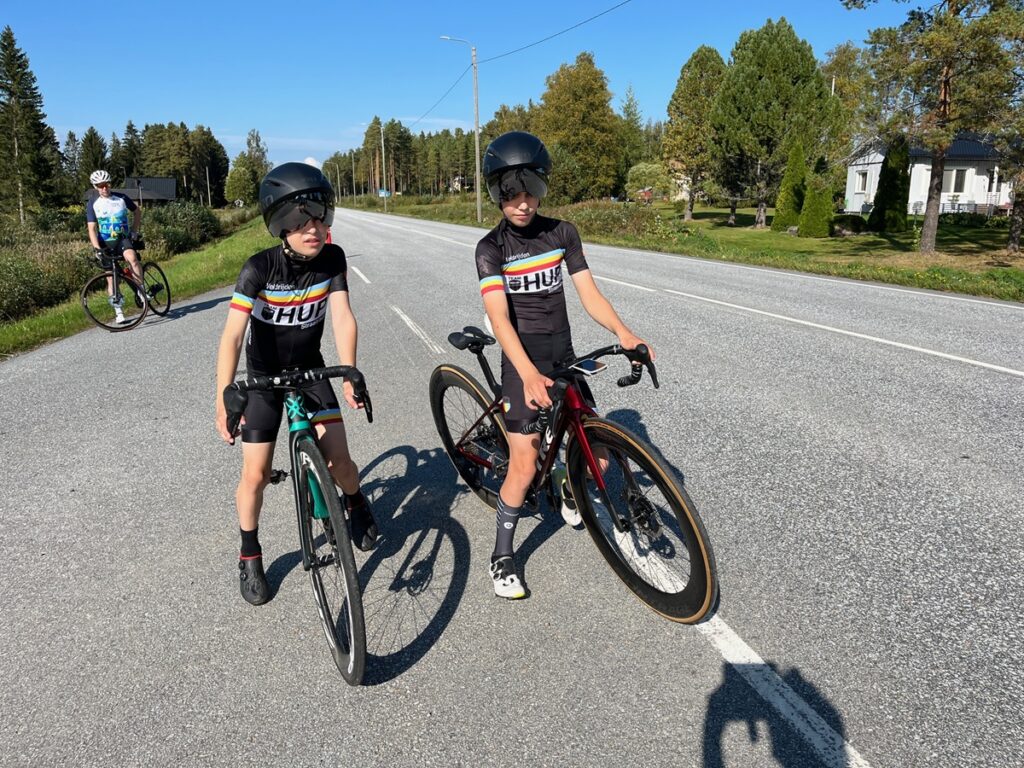 Niki ja Samu Vuorinen eivät ole lähdössä pyöräilykilpailuun ensimmäistä kertaa. Molemmat ovat Suomen mestareita.