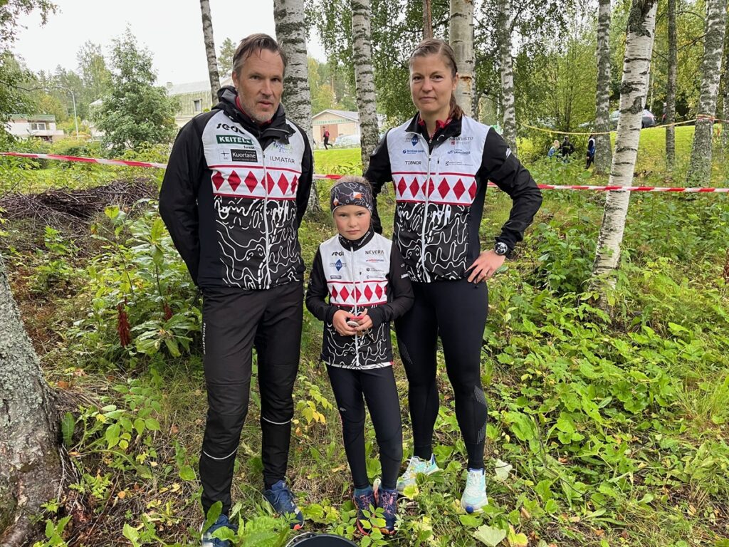 Suunnistus on koko perheen tapahtuma. Kuvassa Hannu Nikkola, Elina Rinkineva ja tytär Saana.