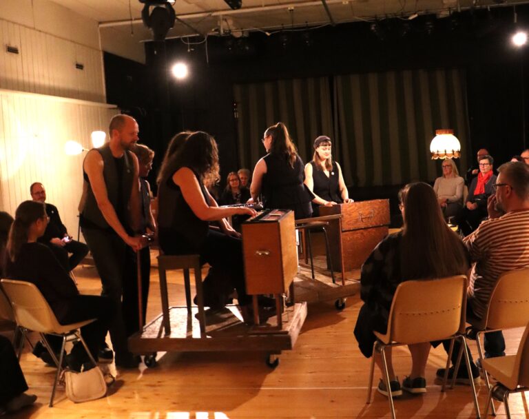 Harmoonit soivat ja liikkuivat perjantaina Ylikylän nuorisoseuralla