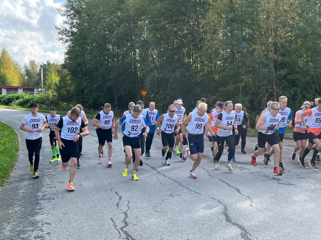 Yleisen sarjan juoksijat lähtevät matkaan.