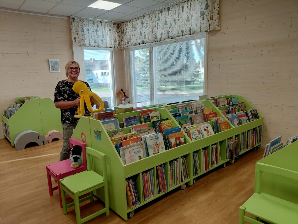Kirjastosihteeri Salme Männikkö ihastelee lapsille sisustettua puolta. –Aiemmin meillä ei lapsille kunnon tilaa ollutkaan. Nyt täällä on näppärästi siirrettävät hyllyt ja vanhoista tuoleistakin tuli maalilla kuin uudet. 