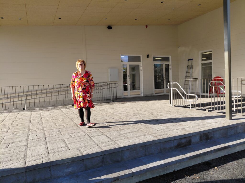 Riitta Alatalo kertoo, että omatoimikirjasto avaa ovensa joidenkin viikkojen kuluttua.