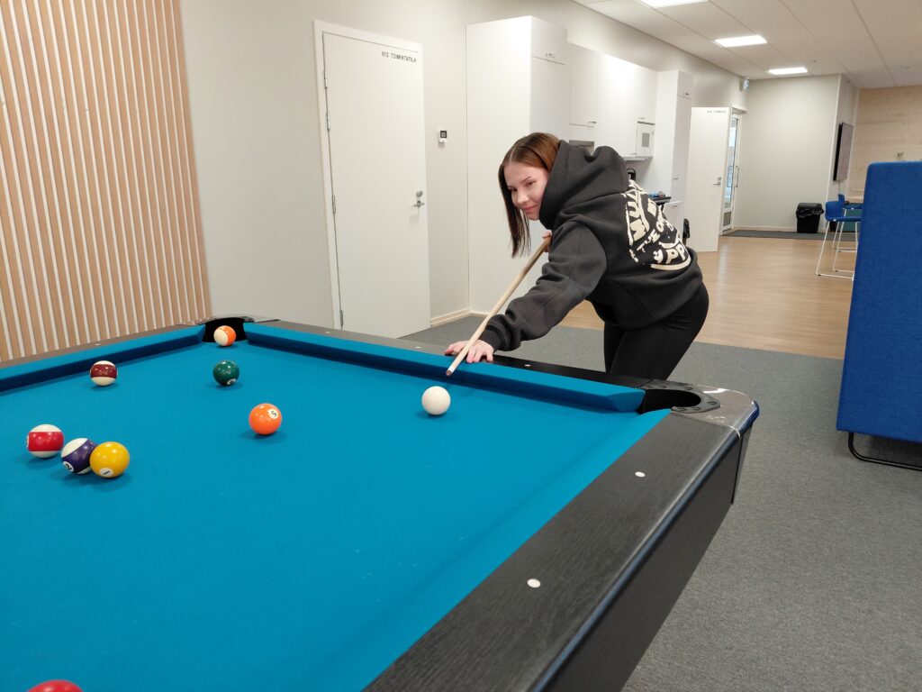 Nuoriso-ohjaajaksi opiskeleva Senni Keltto toimii nuorisotiloilla valvojana. Myös alkavan työharjoittelujakson hän suorittaa Vimpelissä. –Olen aina halunnut työskennellä nuorten parissa, hän kertoo. 