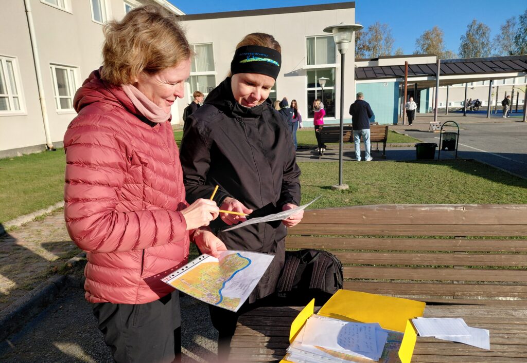 Opettajat Susanna Havinen ja Päivi Puumala tutkivat rasteja oppilaille jaetusta kartasta, tänään liikuntatunti kului suunnistuksen parissa.