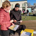 Opettajat Susanna Havinen ja Päivi Puumala tutkivat rasteja oppilaille jaetusta kartasta, tänään liikuntatunti kului suunnistuksen parissa.