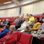 Paula Nivukosken kirjailijavierailu, joka keräsi entisen kunnantalon auditorioon lähes 30 kaunokirjallisuuden ystävää.