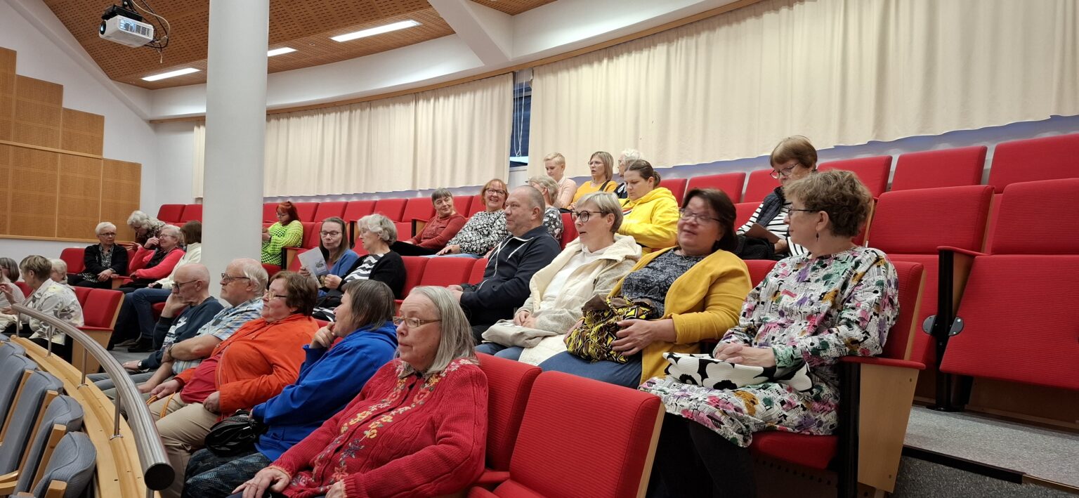 Paula Nivukosken kirjailijavierailu, joka keräsi entisen kunnantalon auditorioon lähes 30 kaunokirjallisuuden ystävää.