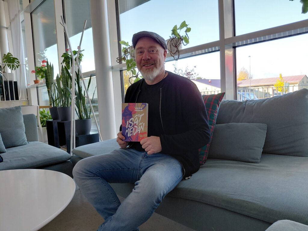 Jukka Vuorion kirja Isät meidän sysää lukijan lempeästi pohtimaan oman suvun ylisukupolvisia ilmiöitä. Kirja julkaistiin syyskuun loppupuolella ja on kolmas Vuorion kirjoittama kirja.