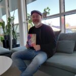 Isyyden monet kasvot – Jukka Vuorio pohtii kirjassaan ylisukupolvisia malleja  Jukka Vuorion kirja Isät meidän sysää lukijan lempeästi pohtimaan oman suvun ylisukupolvisia ilmiöitä. Kirja julkaistiin syyskuun loppupuolella ja on kolmas Vuorion kirjoittama kirja.