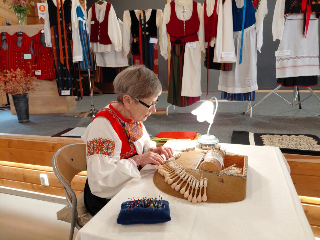 Maija Kultavuori näytti messuvieraille perinteistä pitsinnypläystekniikkaa, jossa lankapareja sidotaan ja risteillään toisiinsa nuppineulojen ja mallityynyn avulla. Tuloksena syntyy tasainen ja koristeellinen pitsi.