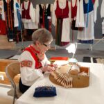 Pitsinnypläyksen taito ja kansallispuvut esillä Lakis Areenan käsityömessuilla Maija Kultavuori näytti messuvieraille perinteistä pitsinnypläystekniikkaa, jossa lankapareja sidotaan ja risteillään toisiinsa nuppineulojen ja mallityynyn avulla. Tuloksena syntyy tasainen ja koristeellinen pitsi.