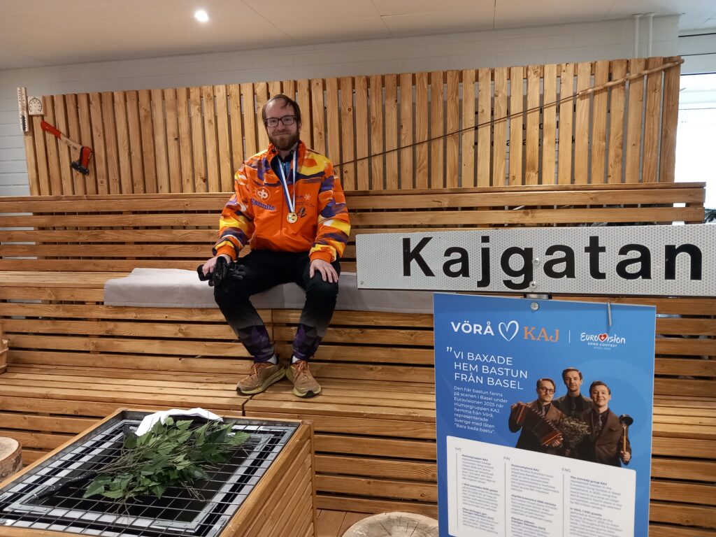 Simeon juhlii mitaliaan Kaj-yhtyeen Euroviisu-saunassa. Sauna sijaitsee Vöyrin urheiluakatemian tiloissa.