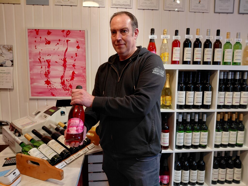 Jussi Keijonen kädessään kupliva mansikkaskumppa. Punaisen Tuvan Viinitila on ensimmäinen suomalainen alkoholintuottaja, joka on saanut kaikkiin tuotteisiinsa Hyvää Suomesta -joutsenlipun käyttöoikeuden.