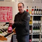 Jussi Keijonen kädessään kupliva mansikkaskumppa. Punaisen Tuvan Viinitila on ensimmäinen suomalainen alkoholintuottaja, joka on saanut kaikkiin tuotteisiinsa Hyvää Suomesta -joutsenlipun käyttöoikeuden. 