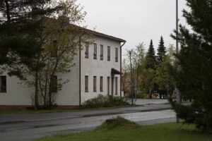 Hallinto- ja taloussihteerin virkaan saapui määräaikaan mennessä 27 hakemusta ja Kirjastonjohtajan virkaan 12 hakemusta.