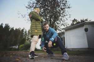 Näkyvyys kannattaa varmistaa useammilla heijastimilla. Kuva: Risto Vauras / Liikenneturva