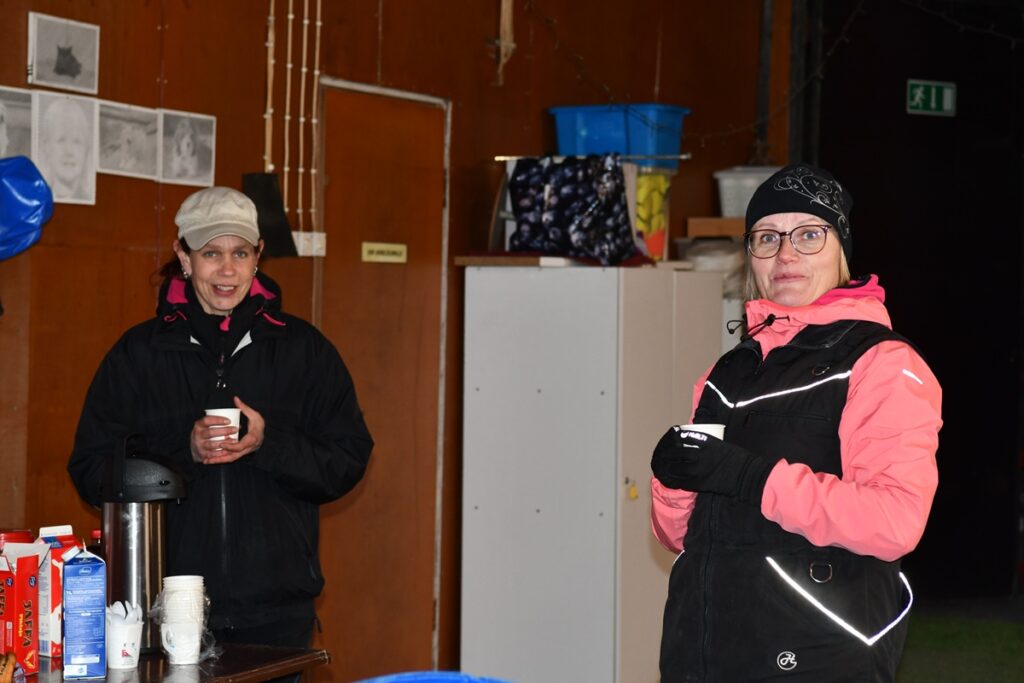 Riitta Lipasti (vas.) ja Kaija Åby joivat juhlakahvit Akulity-hallissa.