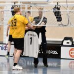 Ville Sillanpää kiinnitti edesmenneen Veli-Pekka Peltolan pelipaidan Alajärven monitoimihallin kattorakenteeseen.