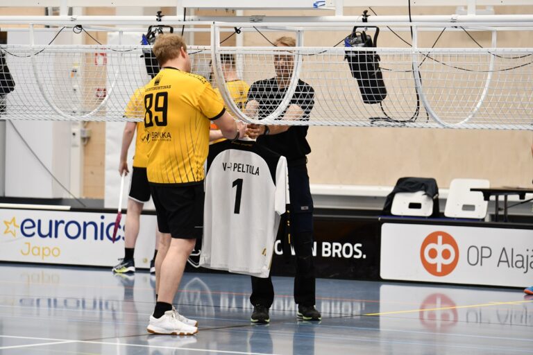 Ville Sillanpää kiinnitti edesmenneen Veli-Pekka Peltolan pelipaidan Alajärven monitoimihallin kattorakenteeseen.