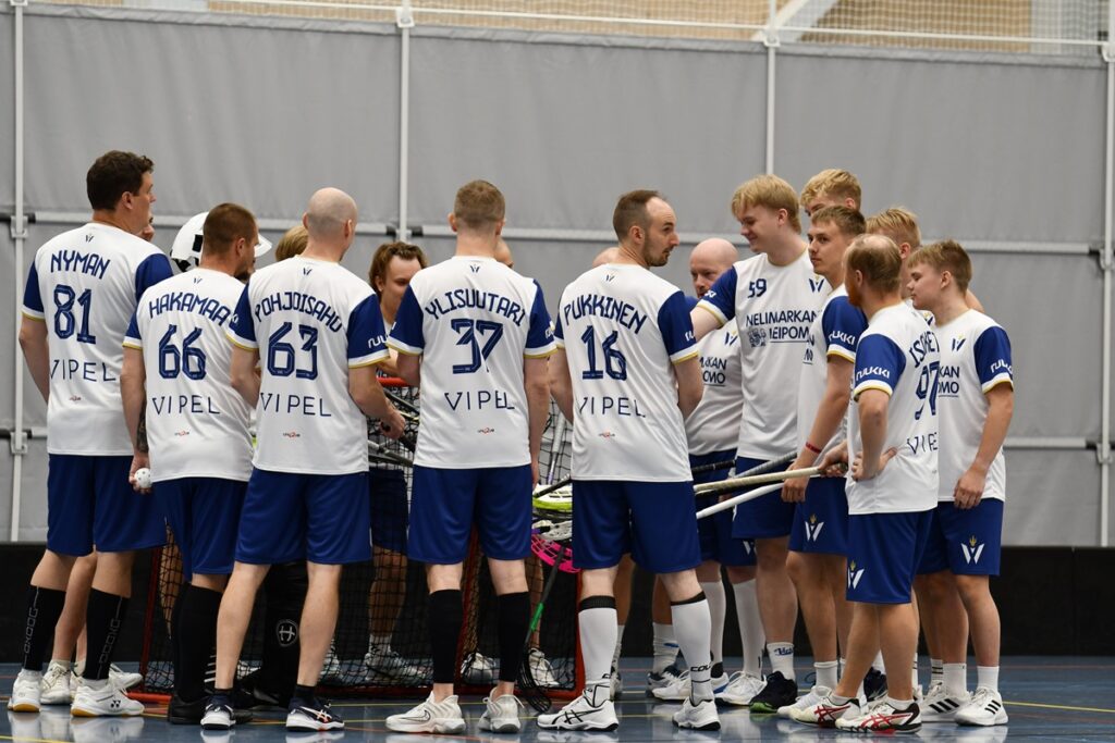 Vimpelin Vedon salibandyjoukkueen taival vitosdivarissa käynnistyi Alajärven monitoimihallissa.