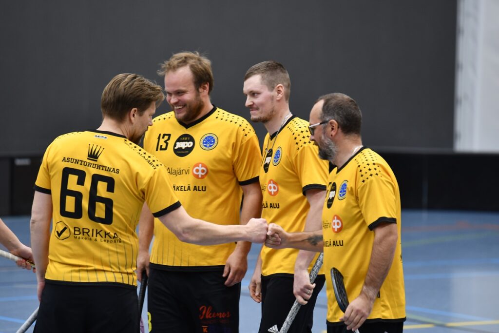 Juha Huvila (66), Mika Männistö (13), Josa Rantakangas (27) ja Timo Ylihemminki (47) tekivät taikojaan S.C. Alajärven ykköskentässä.