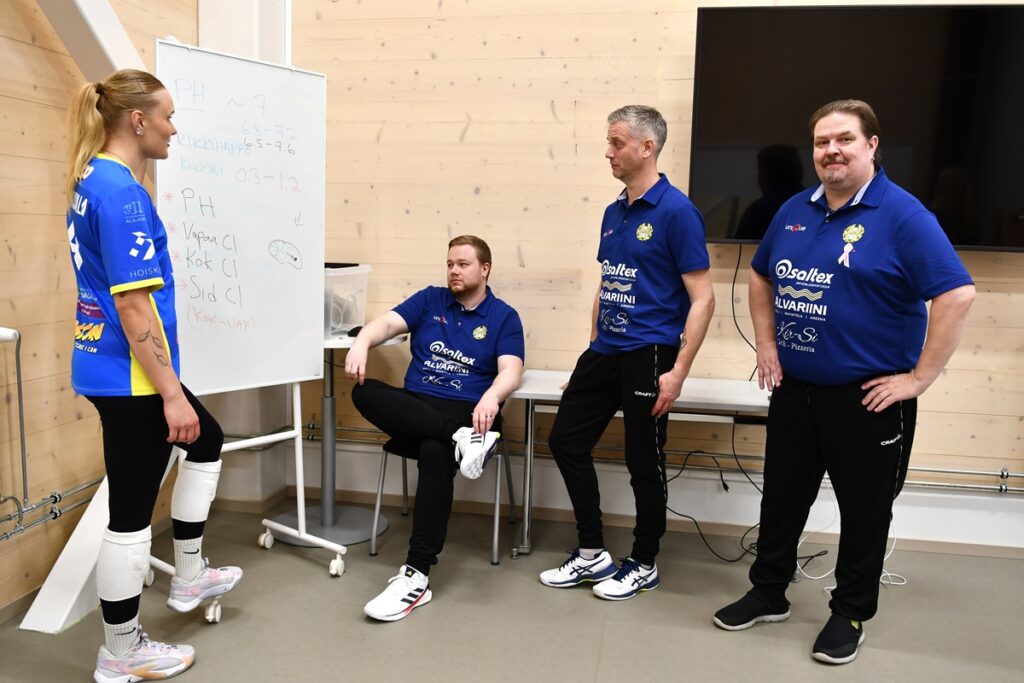 Bettina Yli-Sissala, Niko Pitkänen, Janne Turja ja Kari Mattila iloitsevat siitä, että Alajärvellä on aktiivinen ja innokas lentopalloyleisö, joka kannustaa nuorta joukkuetta entistäkin parempiin suorituksiin.