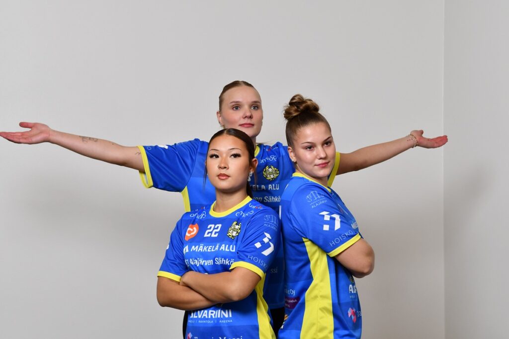 Emilia Suutari (vas.), Bettina Yli-Sissala ja Senja Valkonen lähtevät hakemaan pelikentiltä pelin iloa ja onnistumisia.