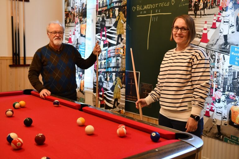 Kimmo Niskala ja Kristiina Edobor näkevät seurakunnan nuorisotyön tärkeänä: se tarjoaa nuorelle mahdollisuuden löytää hengellinen koti, tulla nähdyksi ja hyväksytyksi.