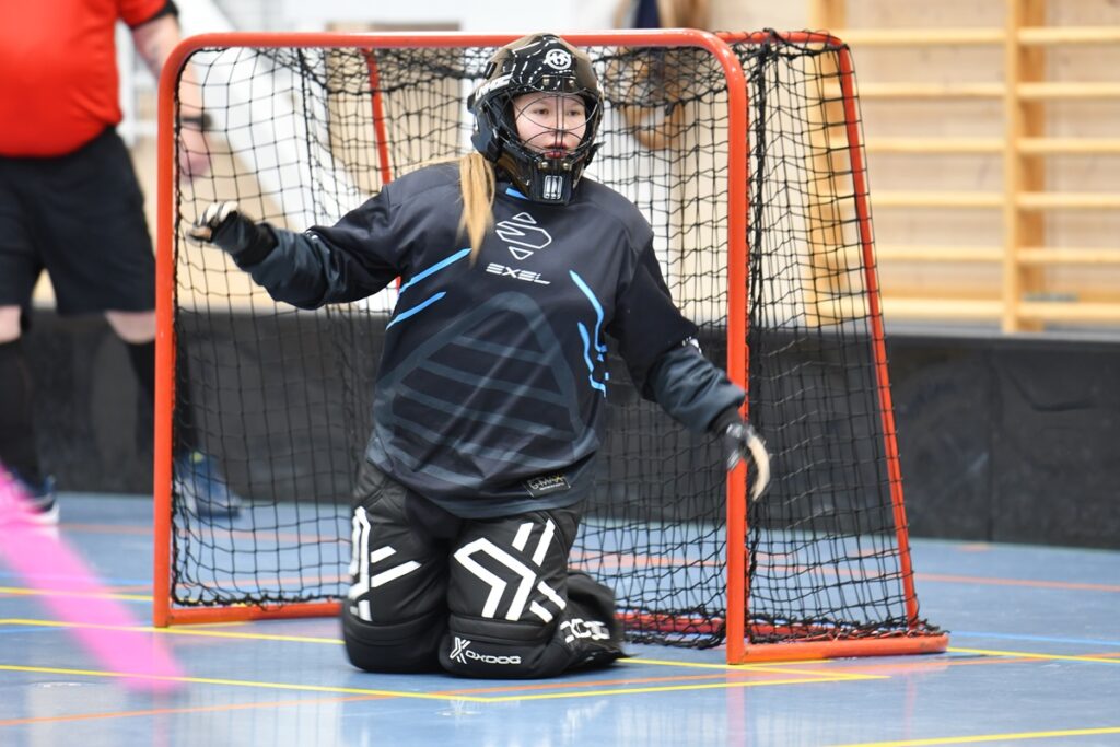 Maalivahti Neea Lehtola esitti hienoja torjuntoja.