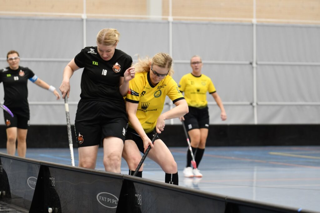 Saara Kivelä väänsi voittoisasti laidoissa. Taustalla Siru Hemminki.