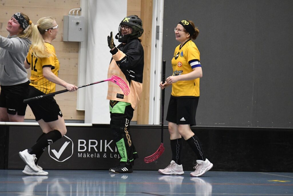 Sari Hallapuron maalia julivat Sindi Kuoppala (vas.), Emma Penninkangas ja Sari Hallapuro.